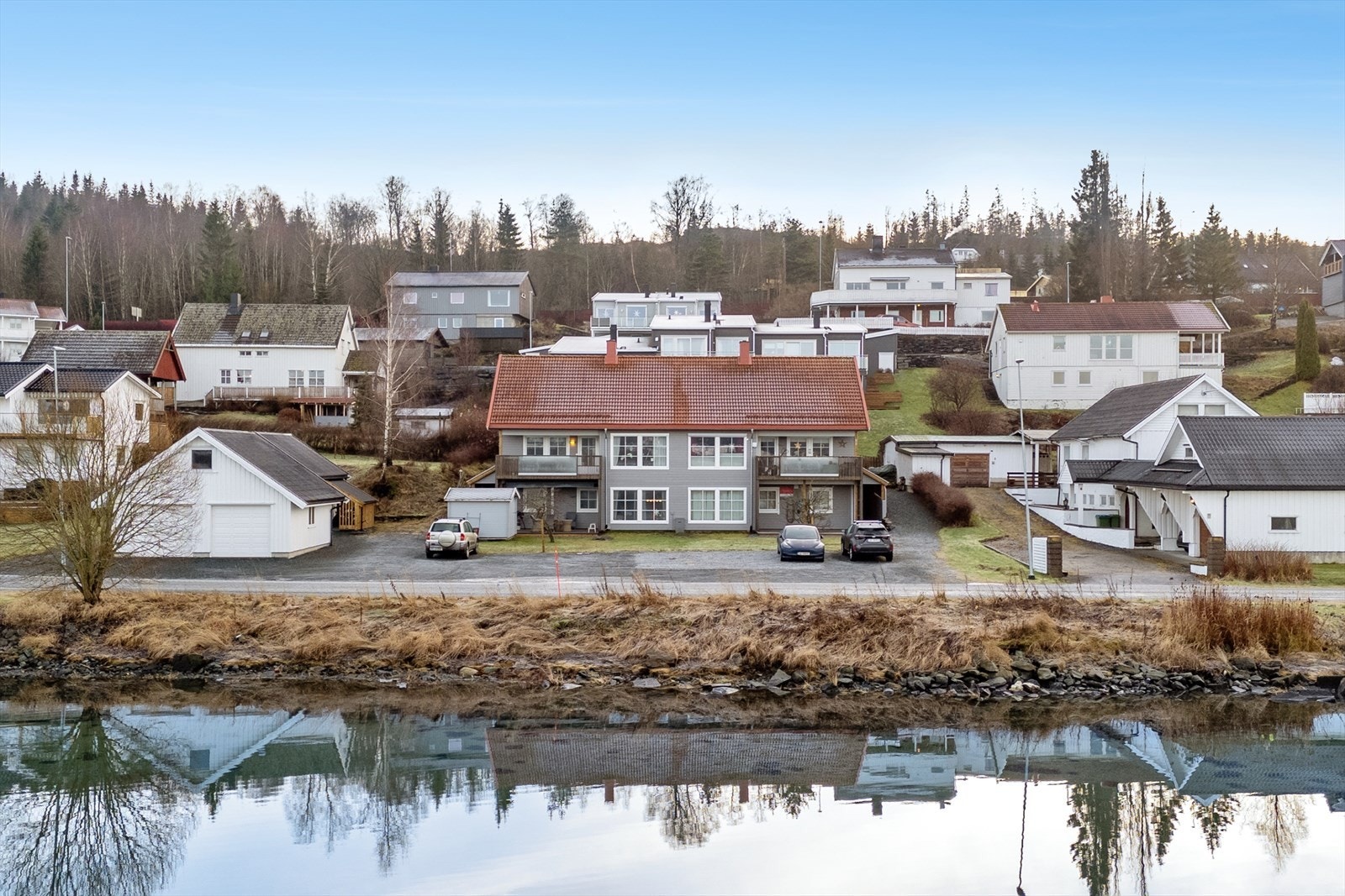 Flott leilighet med renovert fasade nede ved vannkanten. Nydelig utsyn fra leiligheten. Galleribilde