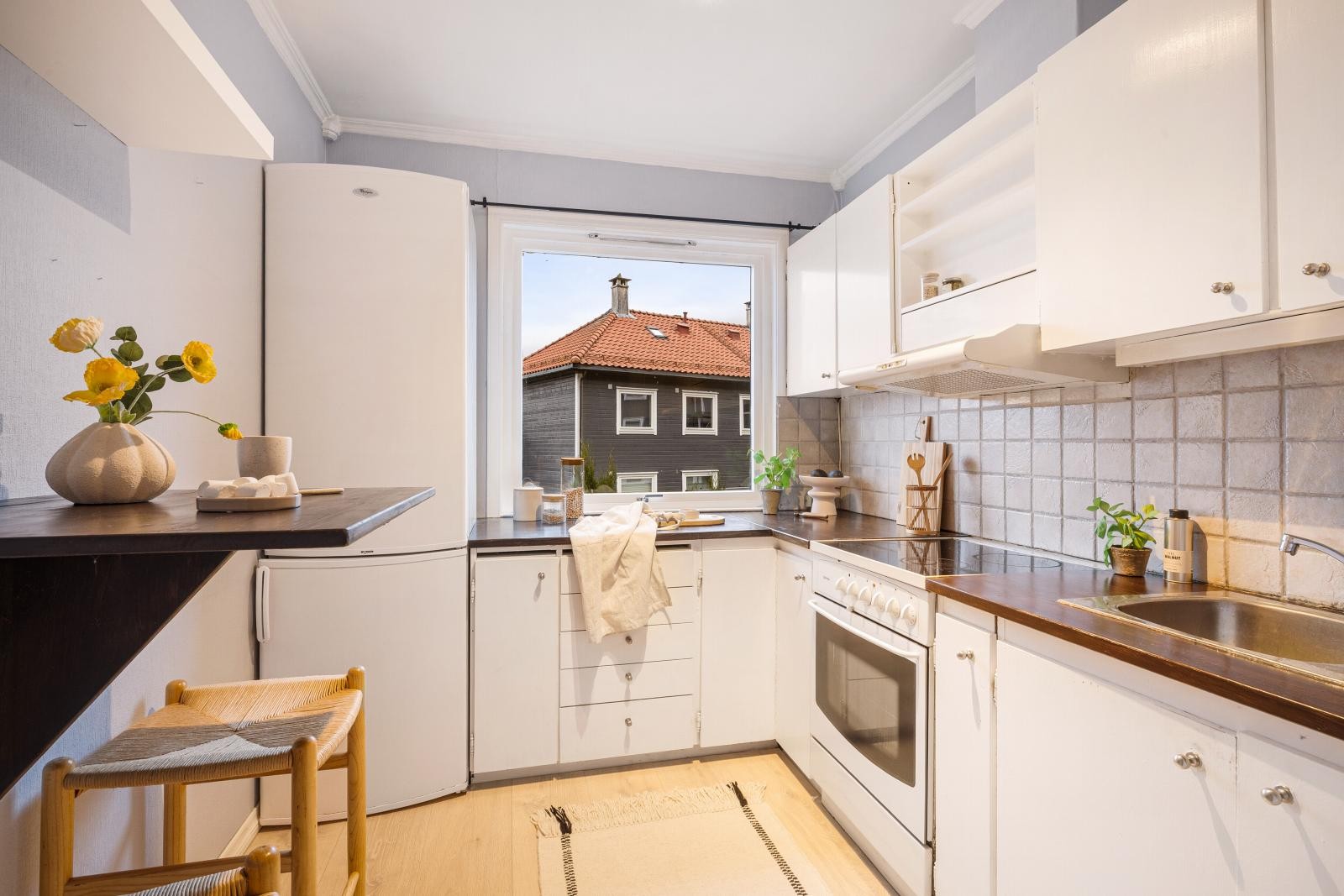 Funksjonelt kjøkken med en liten spiseplass. Galleribilde