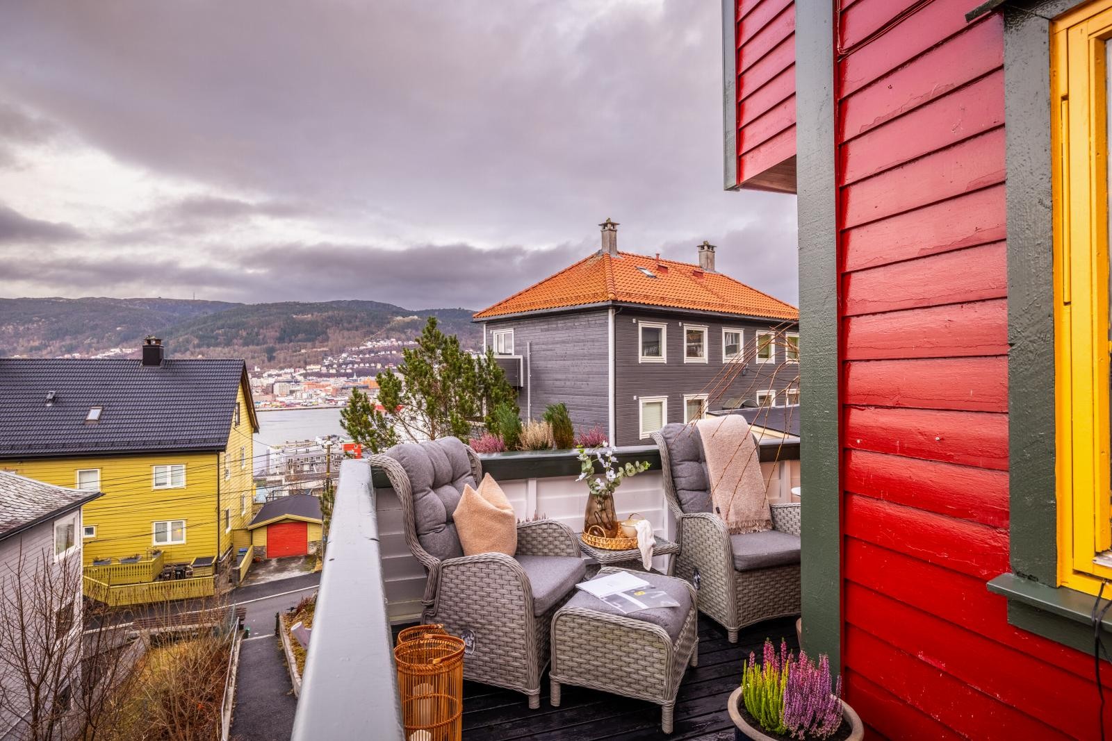 Altanen på 12 kvm har både morgen- og kveldssol om sommeren. Galleribilde