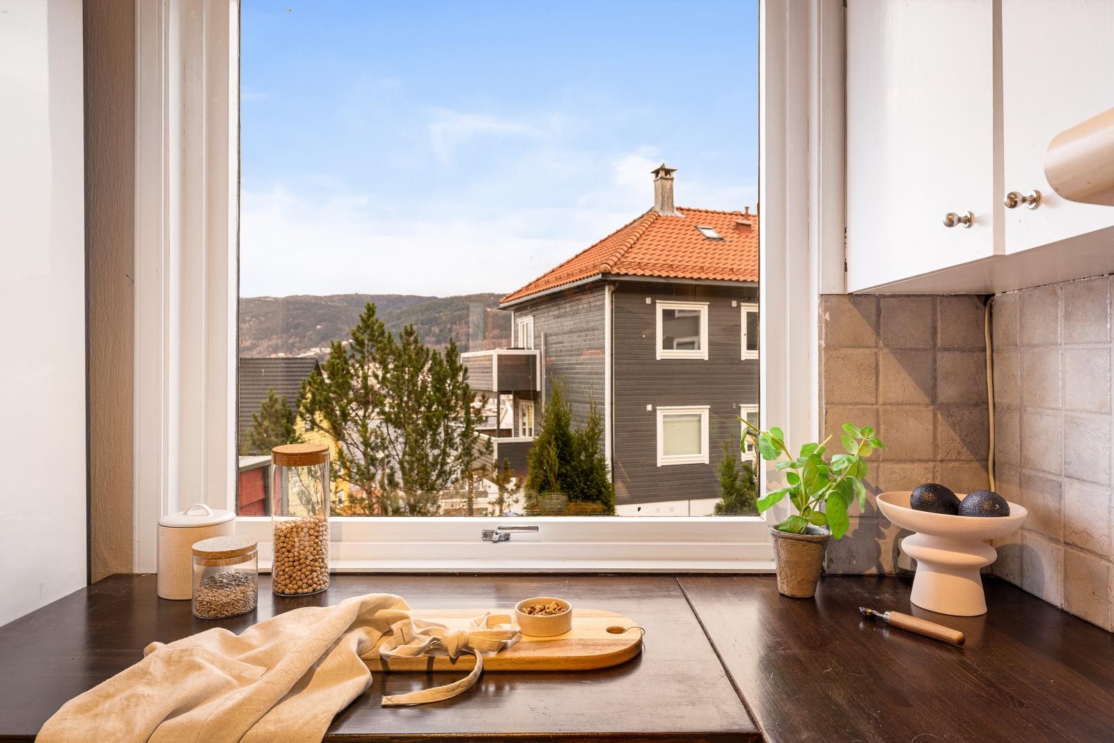 Også her er det et sjøgløtt ned mot Puddefjorden. Galleribilde