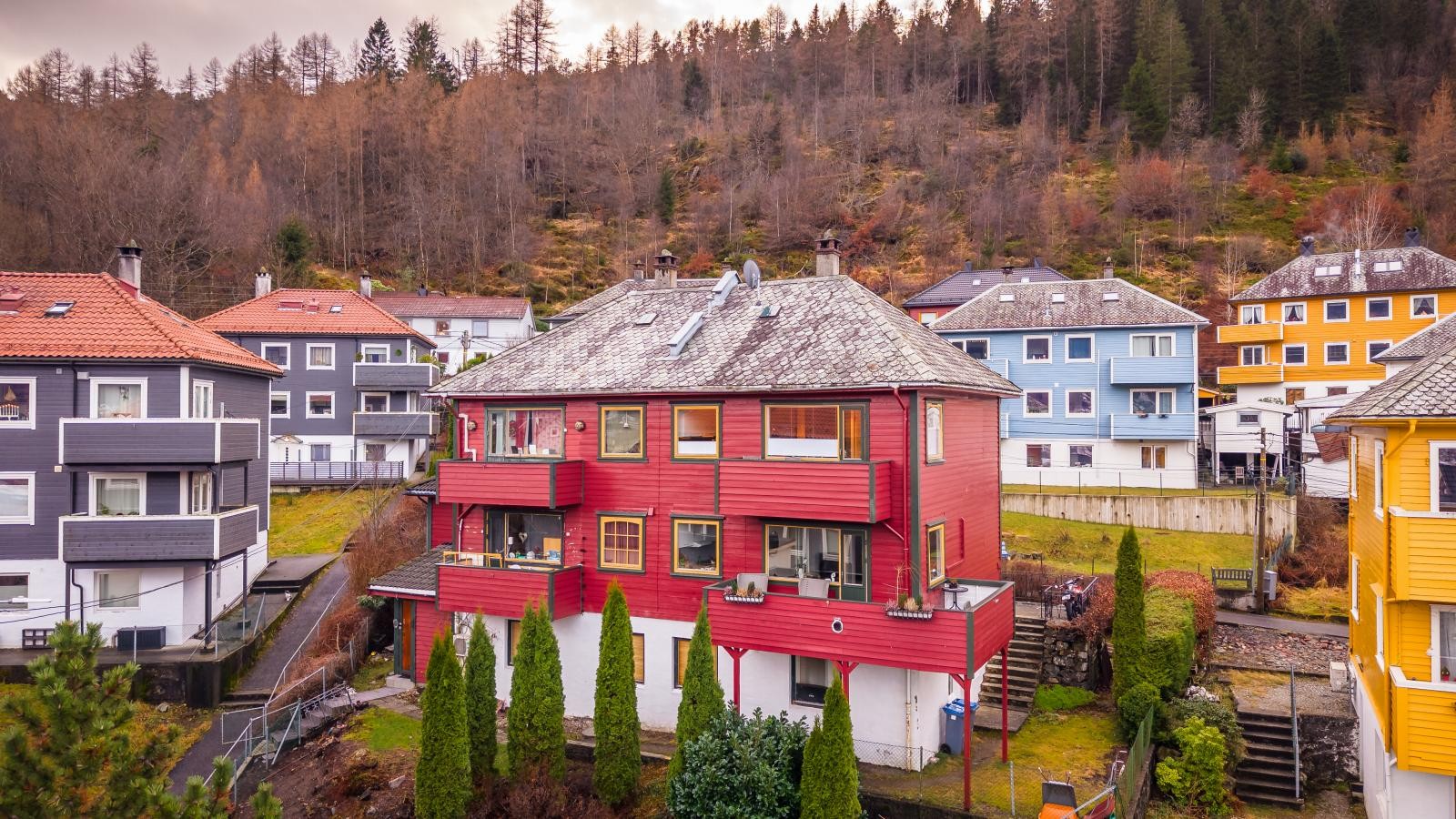 Løvstien ligger knapt hundre meter bak eiendommen. Her kan du gå videre opp på Damsgårdsfjellet, eller ta en behagelig tur sørover mot Nordåsvannet. Galleribilde