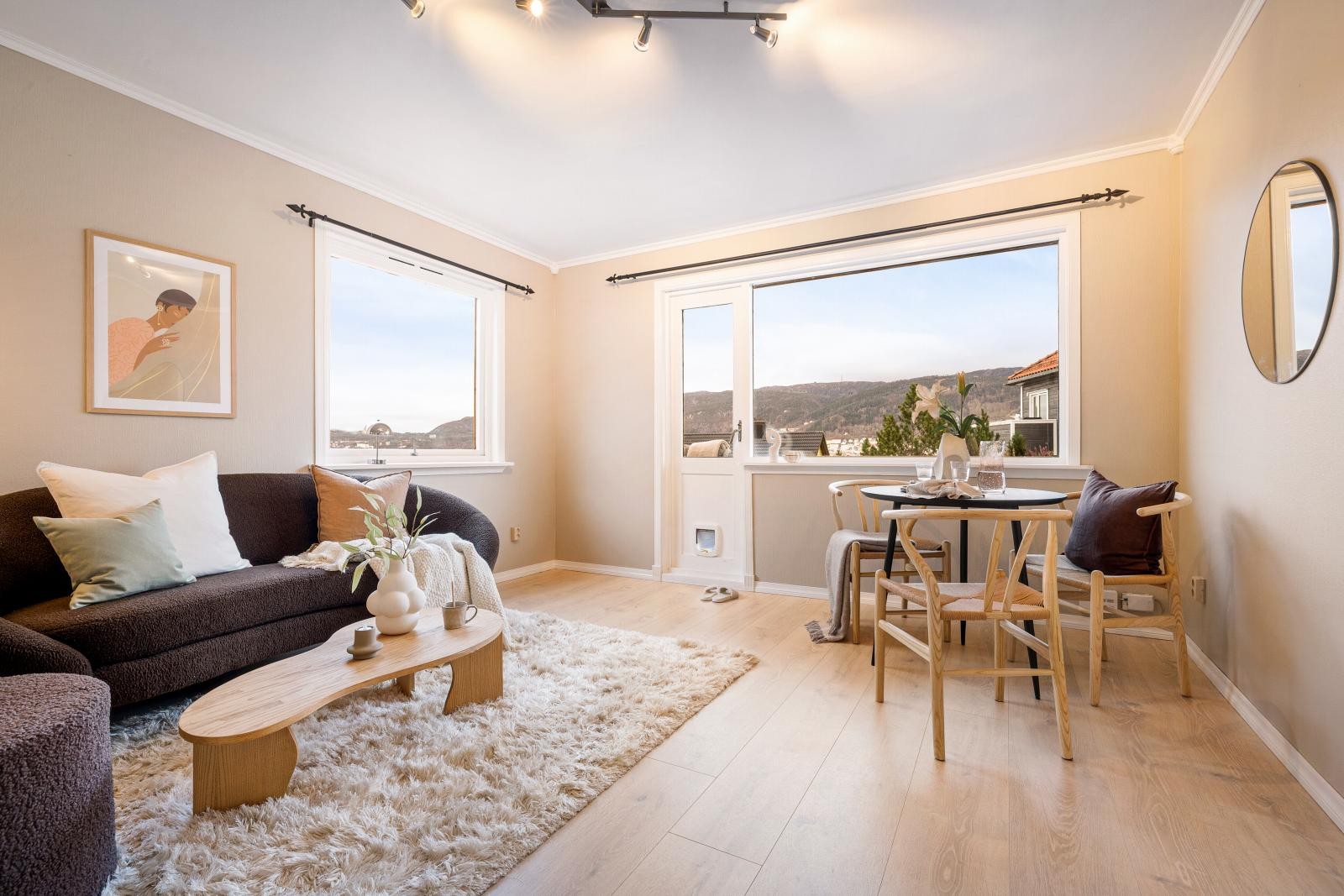 De store vinduene gir en god romfølelse i stuen. Galleribilde