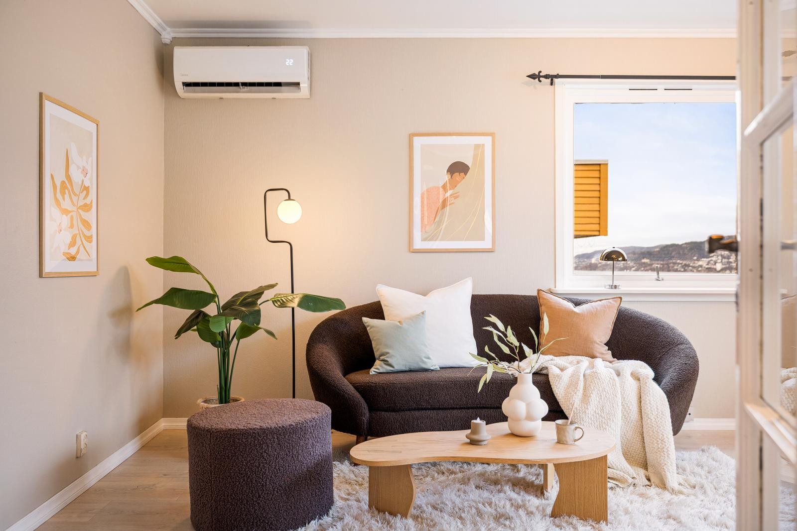 Varmepumpe (fra 2022) gir behagelig inneklima både sommer og vinter, og lavere strømkostnader. Galleribilde