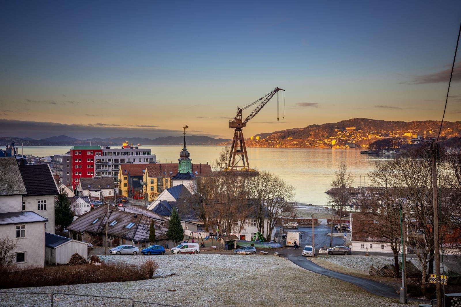 Trivelige Damsgård med flere butikker og et flott kaiområde ligger nede ved sjøen nedenfor eiendommen. Galleribilde