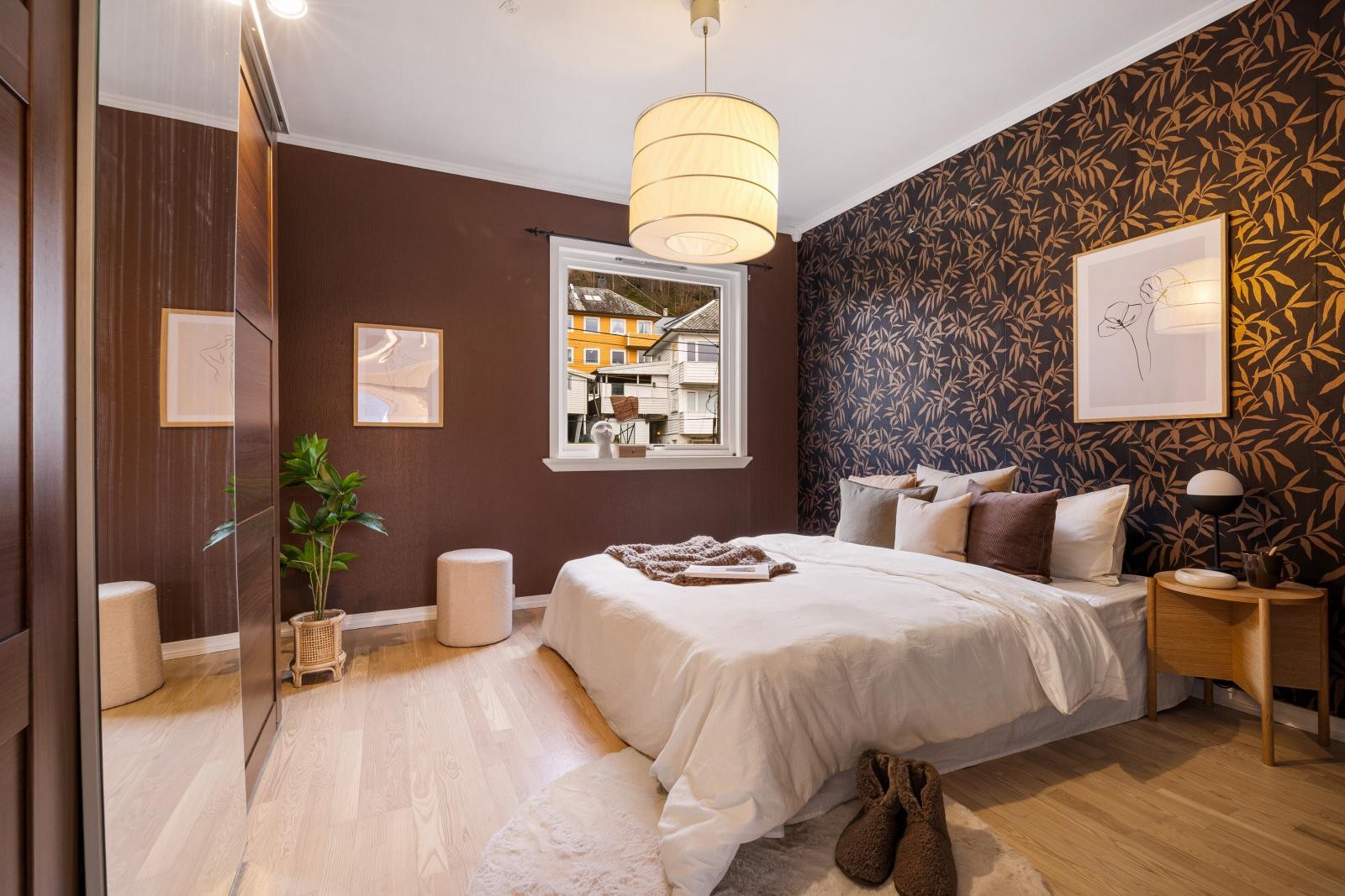 Et trivelig hovedsoverom med stor skyvedørsgaderobe. Galleribilde