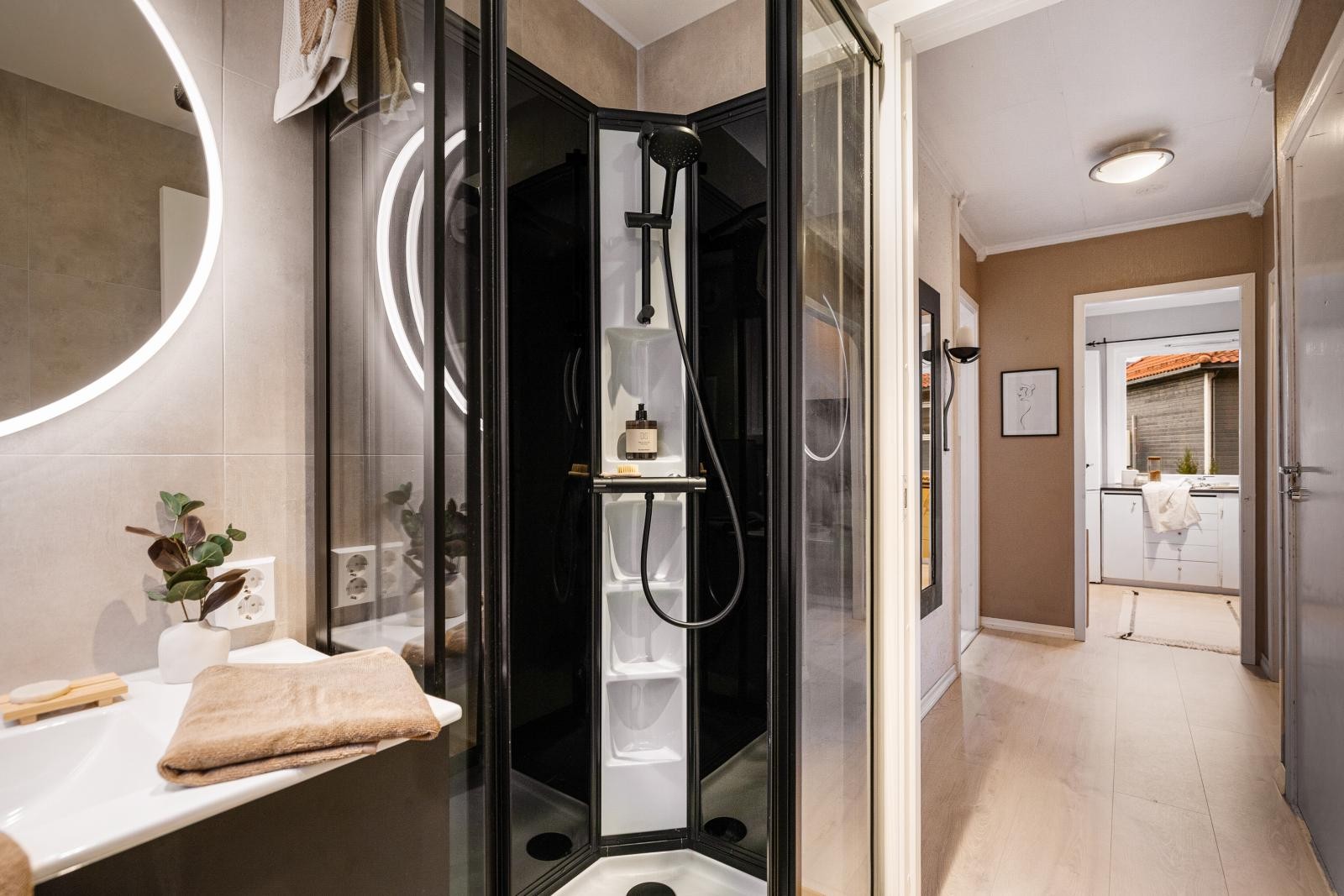 Elegant og stilfullt bad med varmekabler i gulv. Galleribilde