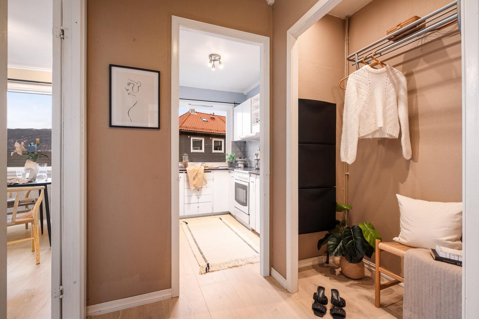 Praktisk med en fin garderobeplass i entréen. Galleribilde