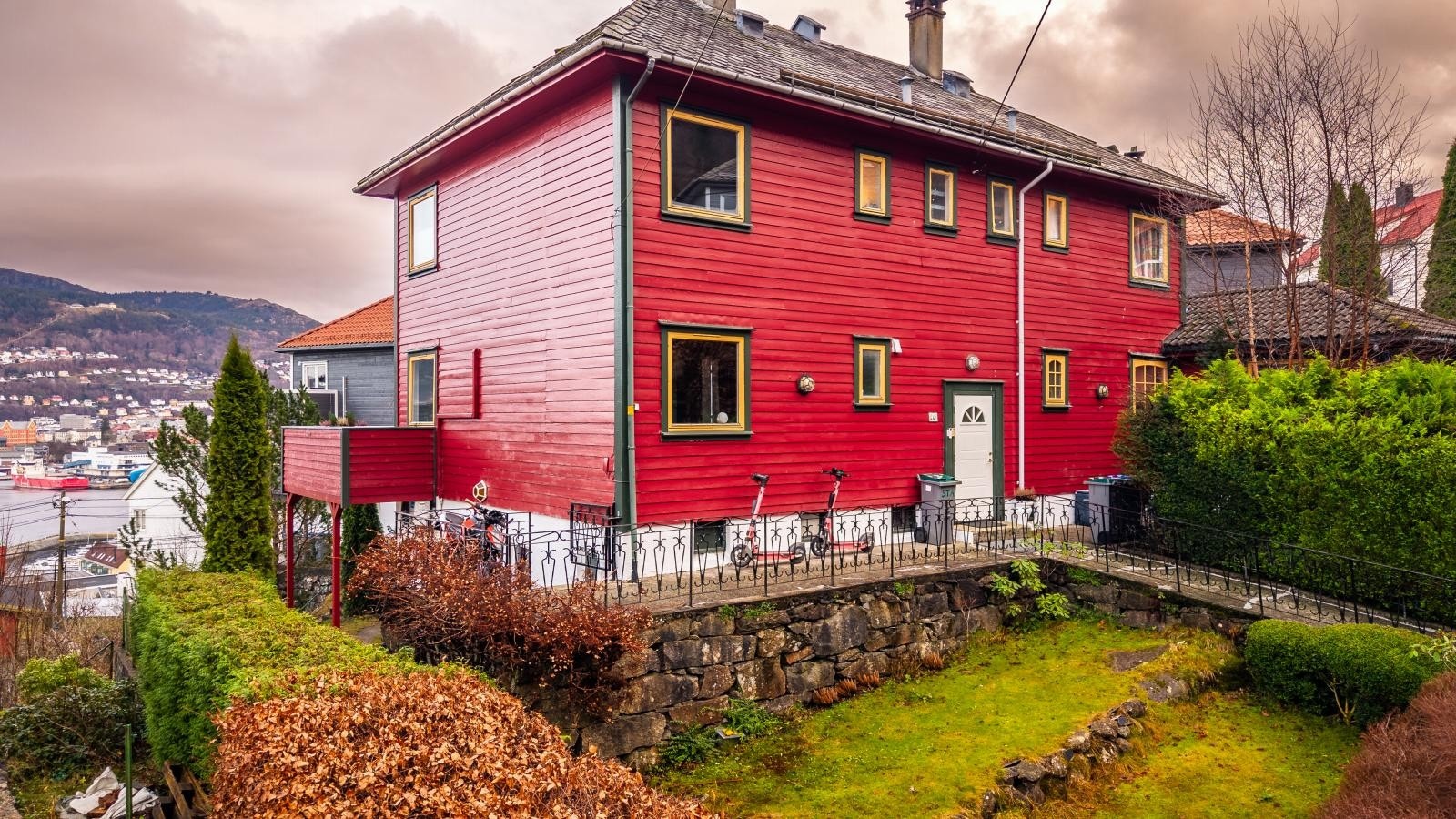 Det er en liten, vestvendt hage ved hovedinngangen. Galleribilde