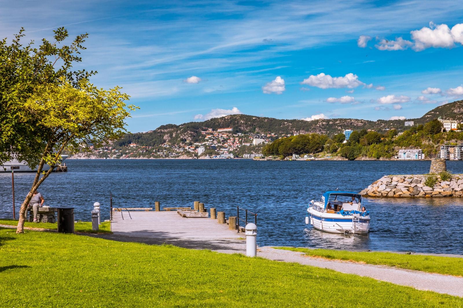 Mange tar sitt daglige bad i sjøen her, hele året. Galleribilde