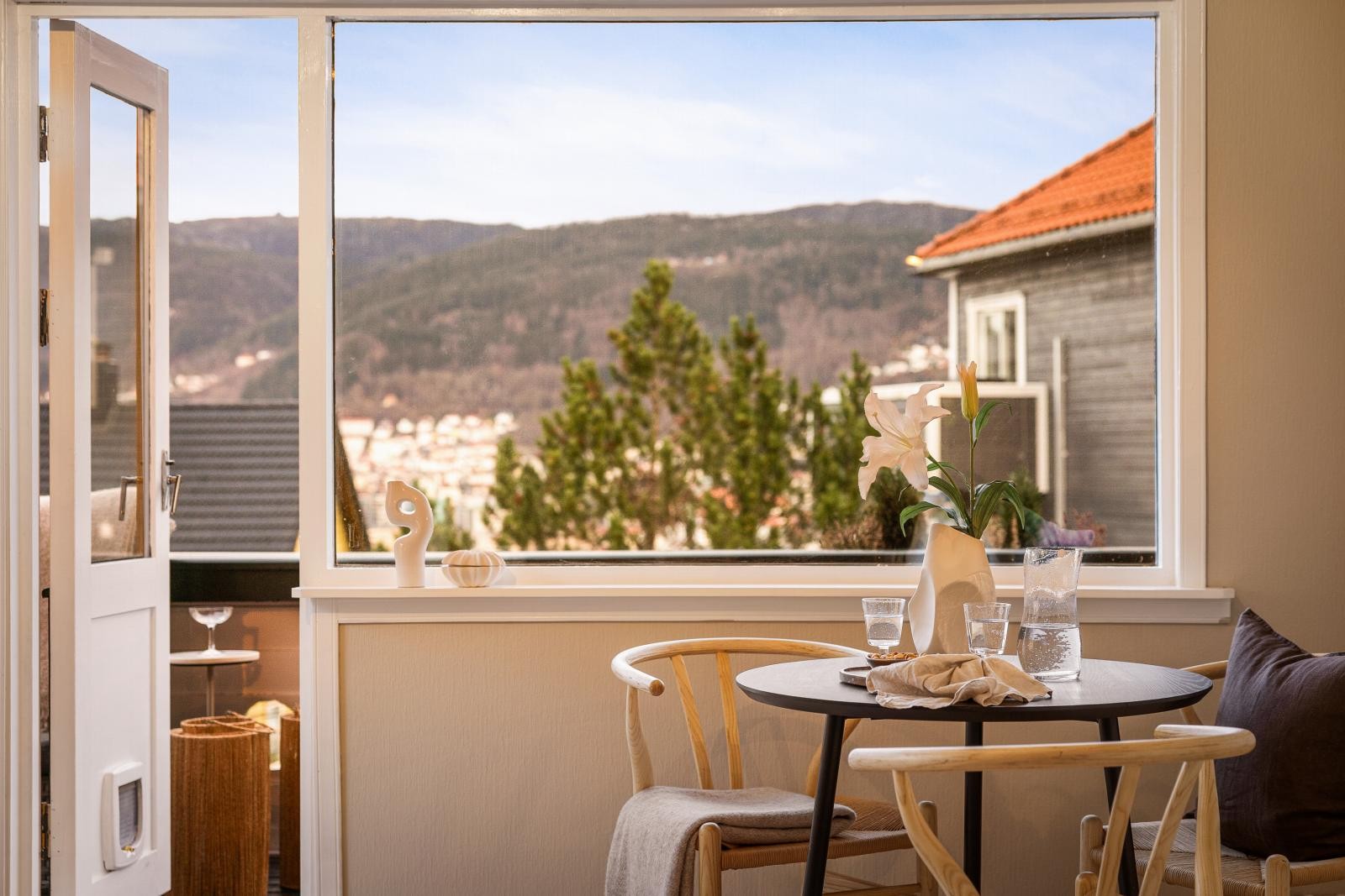 Store vinduer gir godt lysinnslipp og en god romfølelse. Galleribilde