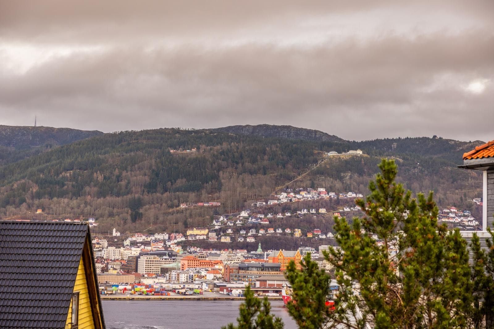 Pudeefjorden ligger et lite stykke nedenfor eiendommen. Galleribilde