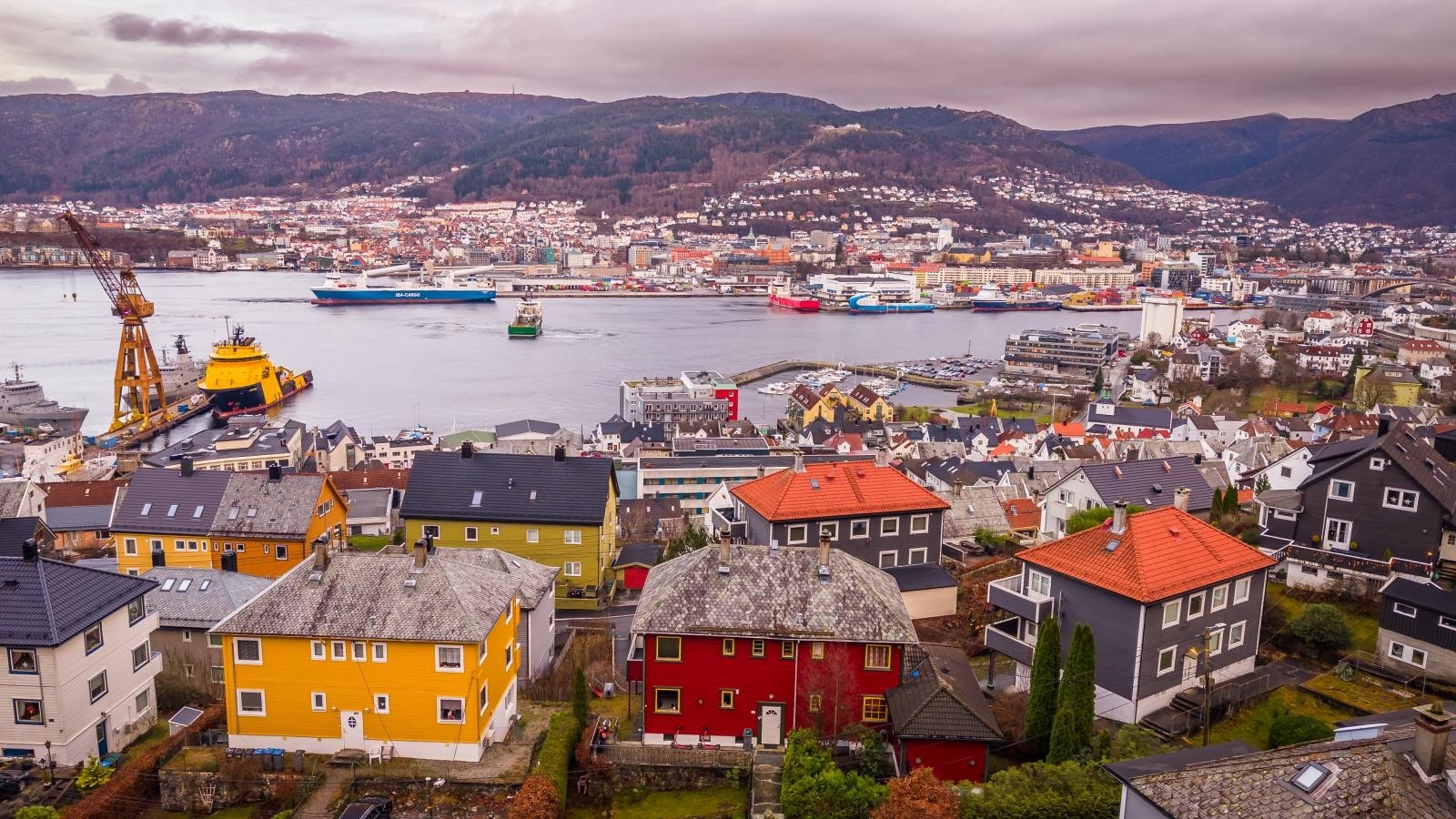 Damsgård og Puddefjorden ligger like nedenfor eiendommen. Galleribilde
