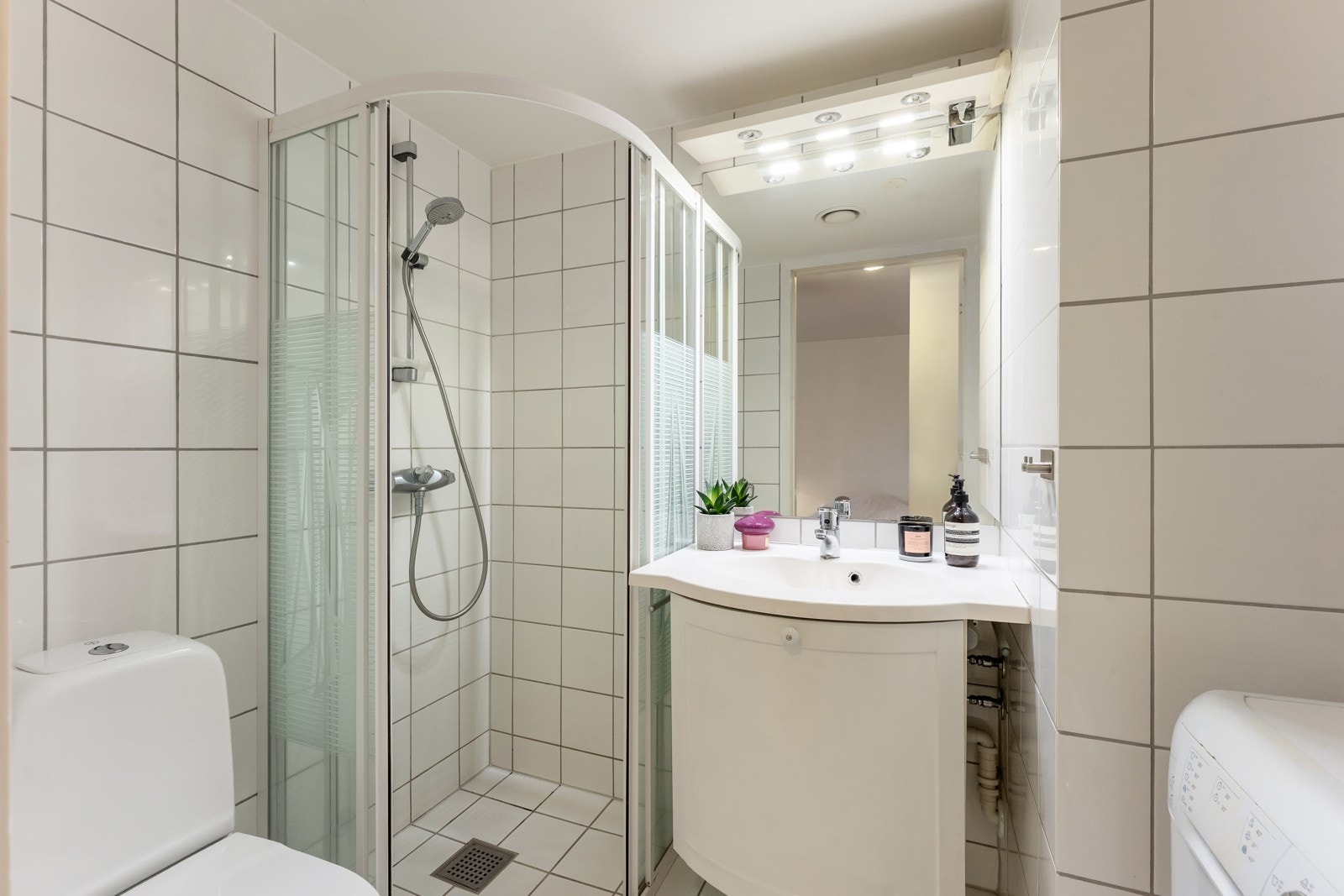 Flislagt bad med varmekabler i gulv og opplegg til vaskemaskin Galleribilde