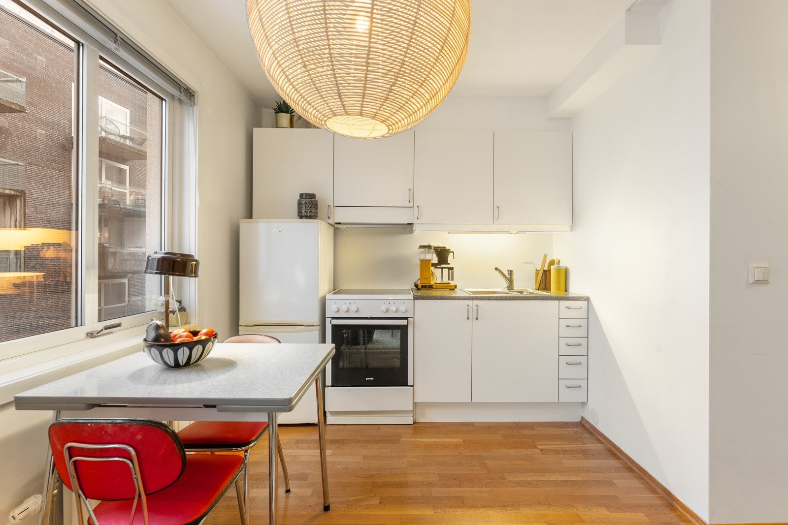 Hvitevarer vil medfølge, blant annet komfyr med platetopp, kjøleskap med fryser og oppvaskmaskin Galleribilde