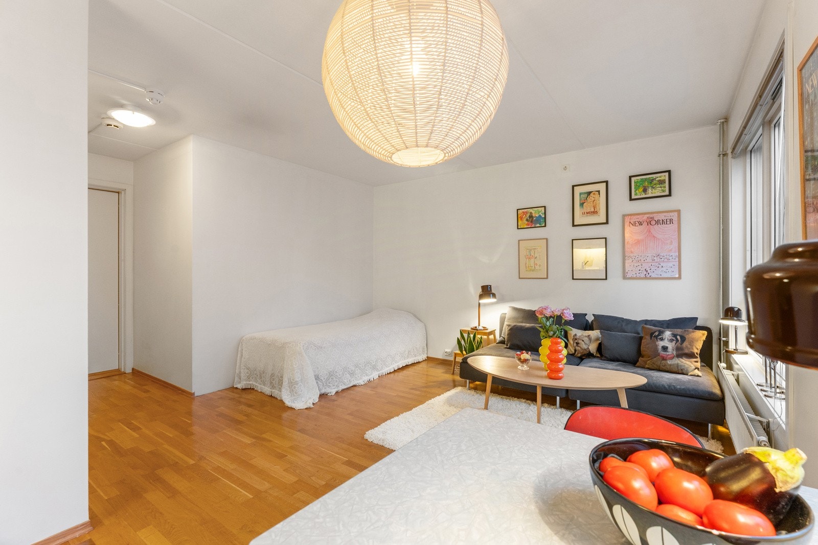 Rommet har naturlig plass for både sofa, spisebord, seng og tv-seksjon Galleribilde