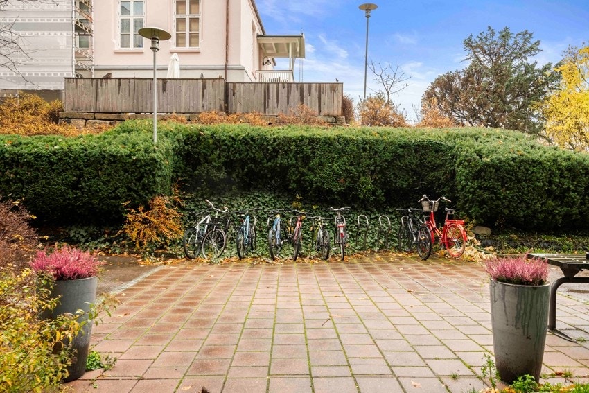 Sykkelparkering i bakgård samt under tak Galleribilde