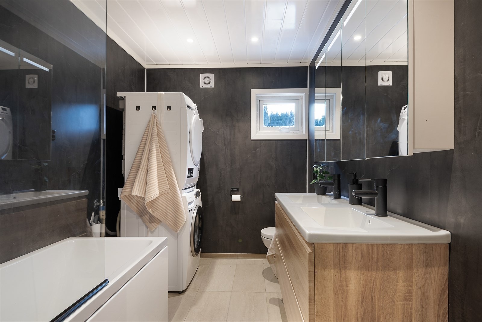 Opplegg for vaskemaskin på badet. Galleribilde