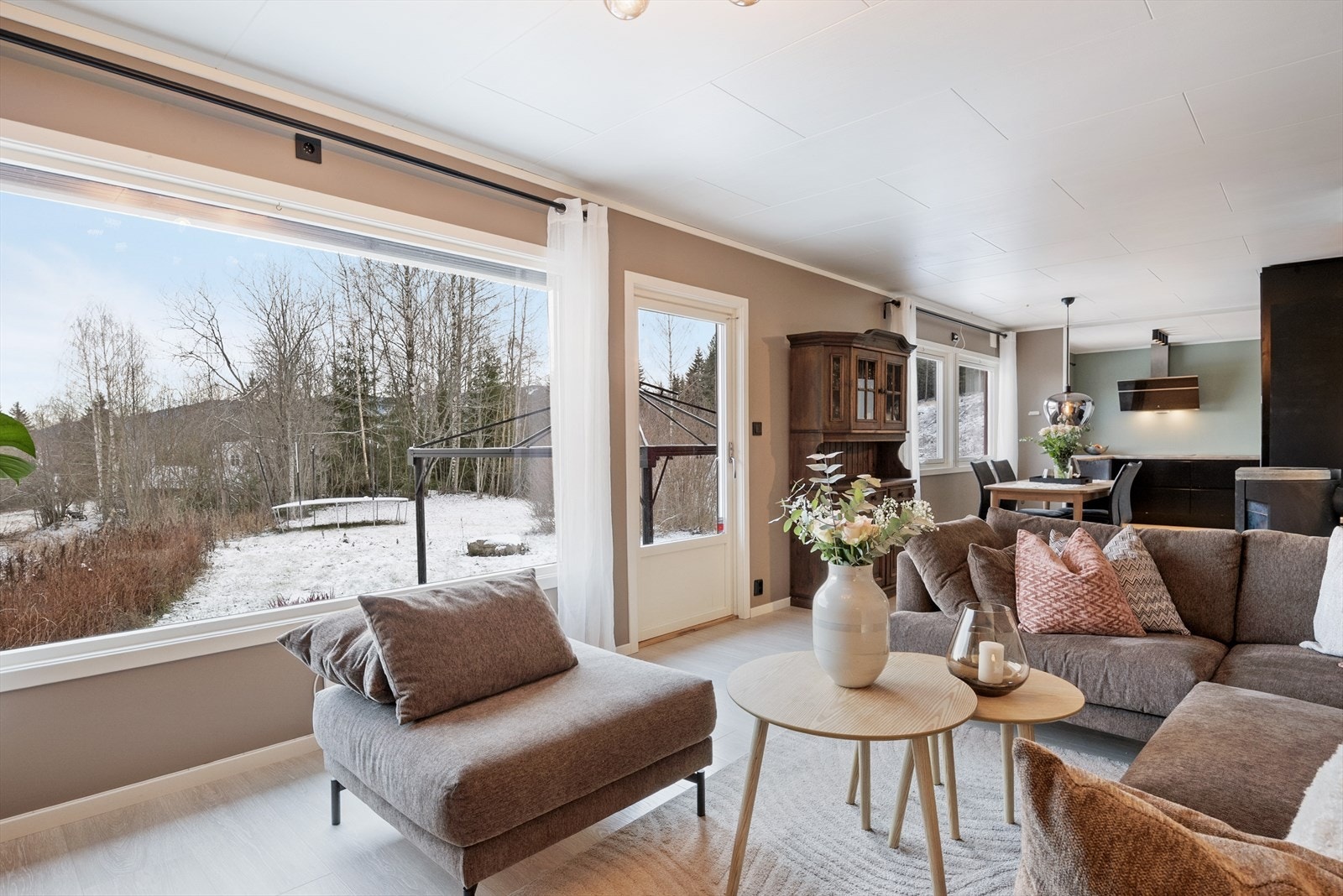 Kjøkken og stue i åpen løsning. Galleribilde