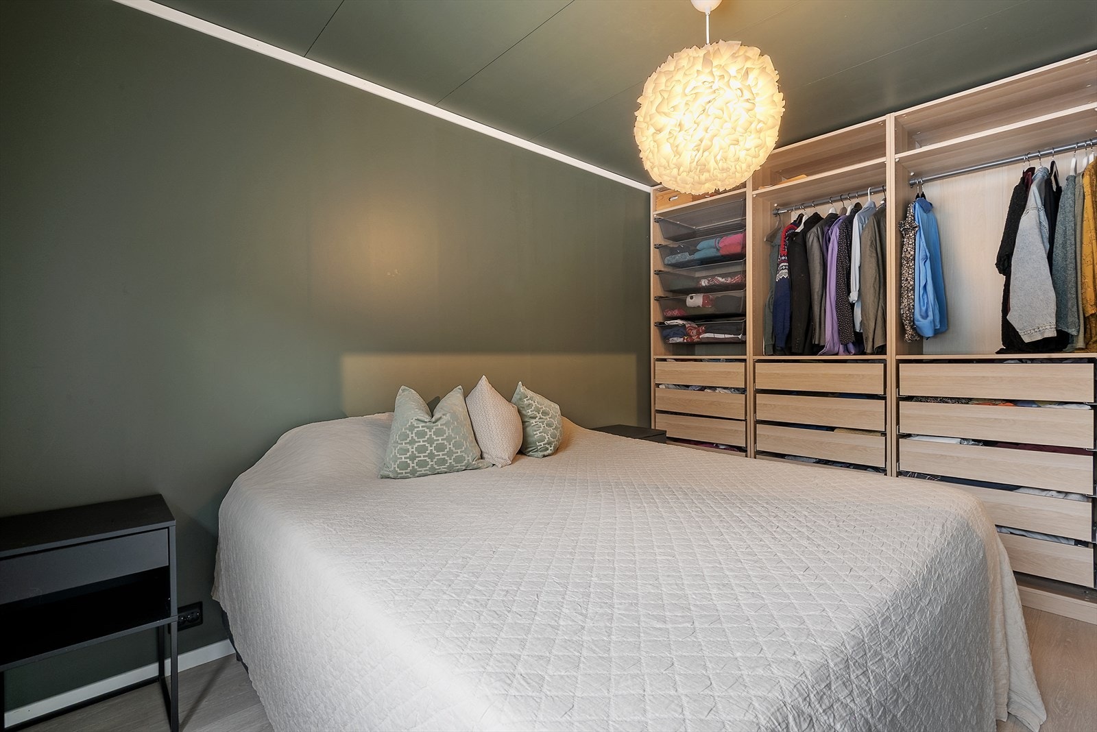 Garderobeløsning på soverommet. Galleribilde