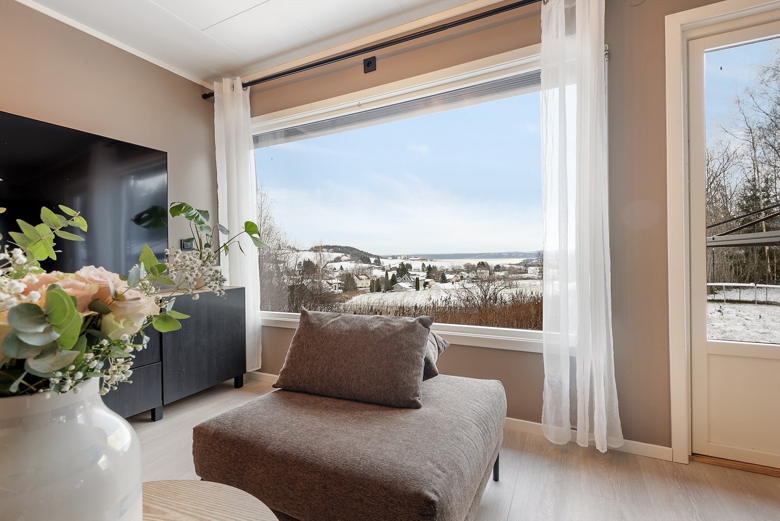 God utsikt og godt med dagslys inn. Galleribilde