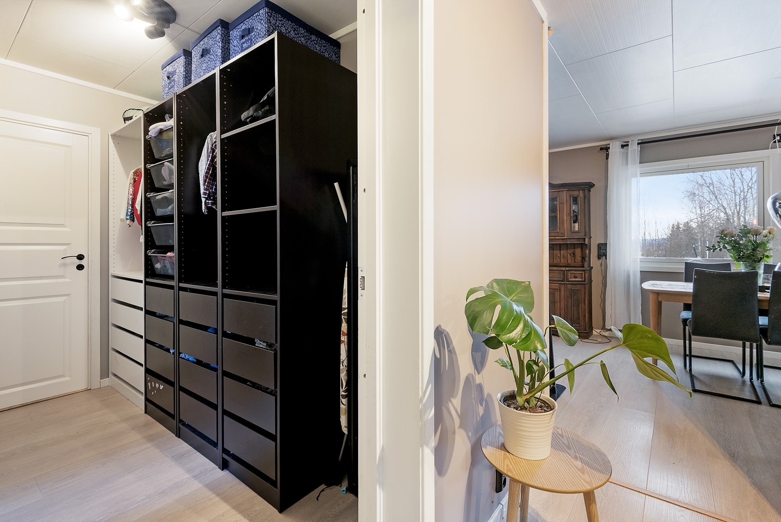 Gang med garderobe/ oppbevaring. Galleribilde