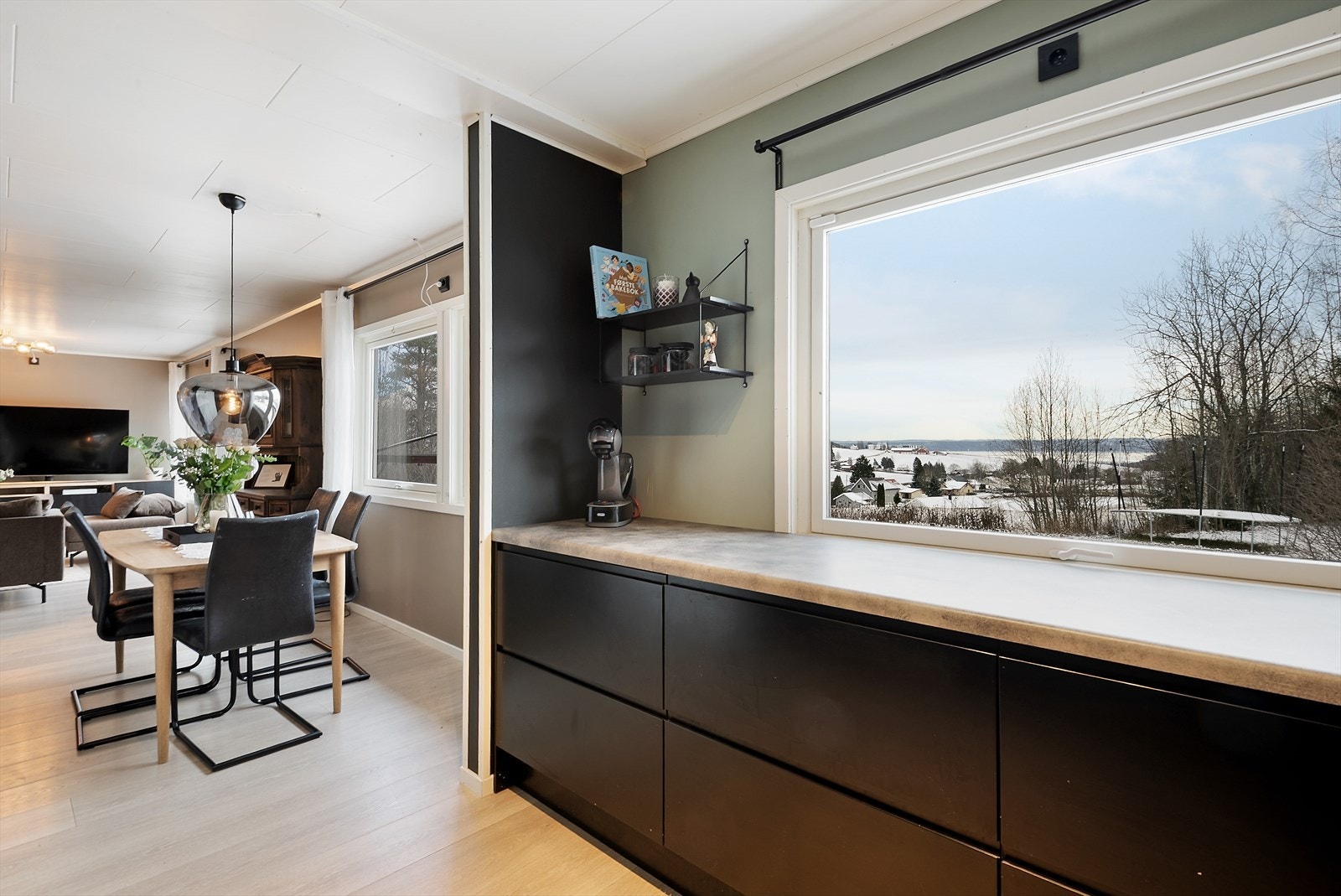 Hyggelig utsikt fra kjøkkenbenken. Galleribilde