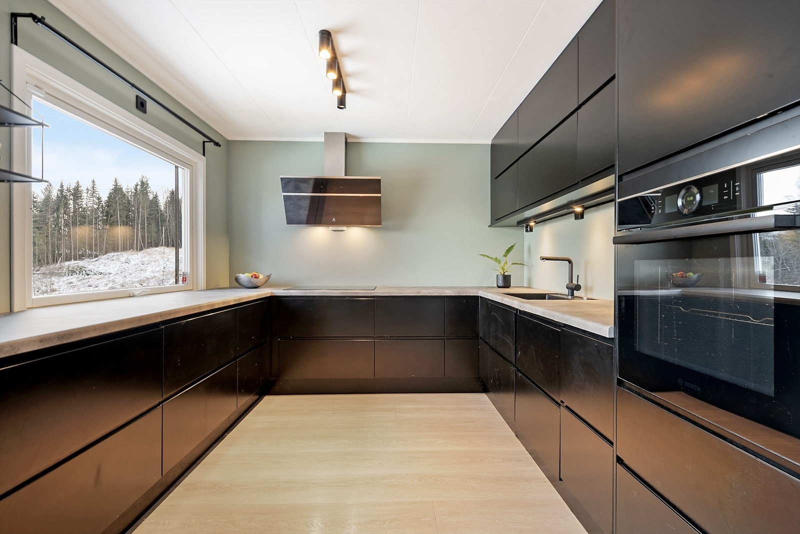 Stort kjøkken i u-løsning. Galleribilde