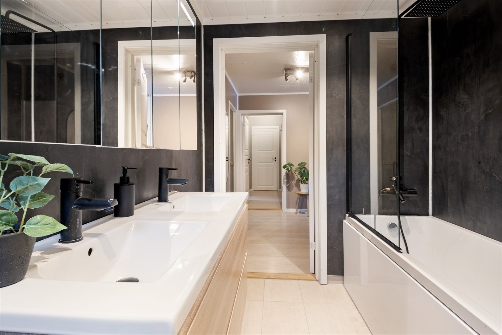 Bad med badekar. Galleribilde