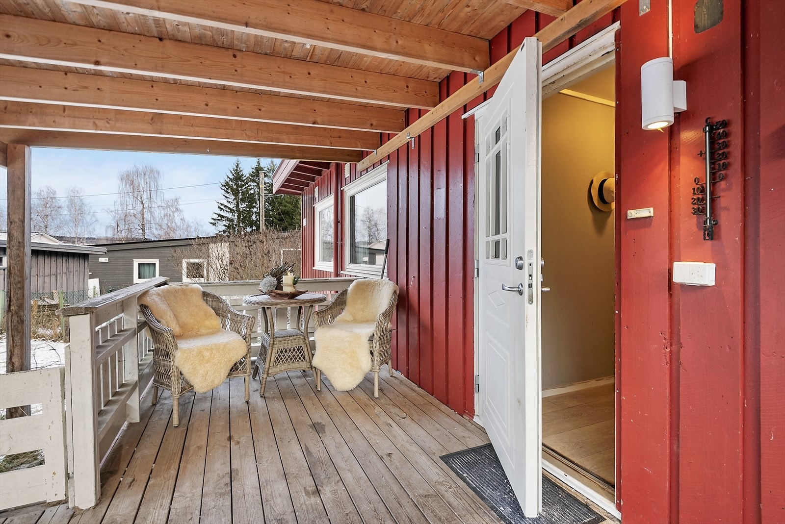 Hyggelig uteplass ved inngangspartiet. Galleribilde