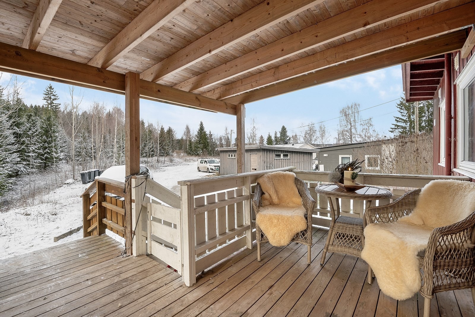 Sitte ute i all slags vær. Galleribilde