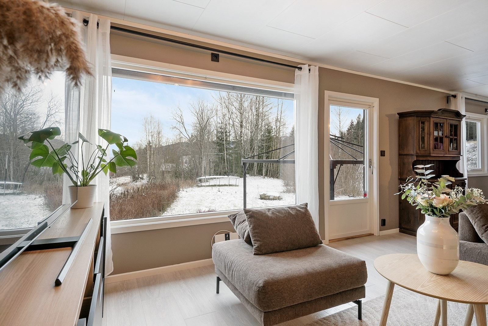 Utgang til terrasseplatting. Galleribilde