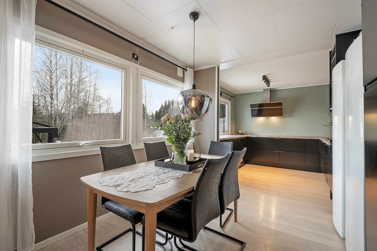 Fin plass til spisebord ved kjøkkenet. Galleribilde