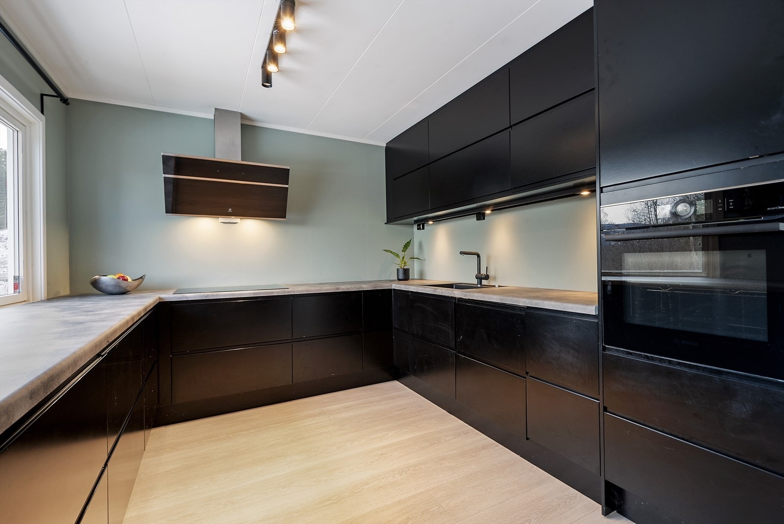 Godt med skap- og benkeplass. Galleribilde