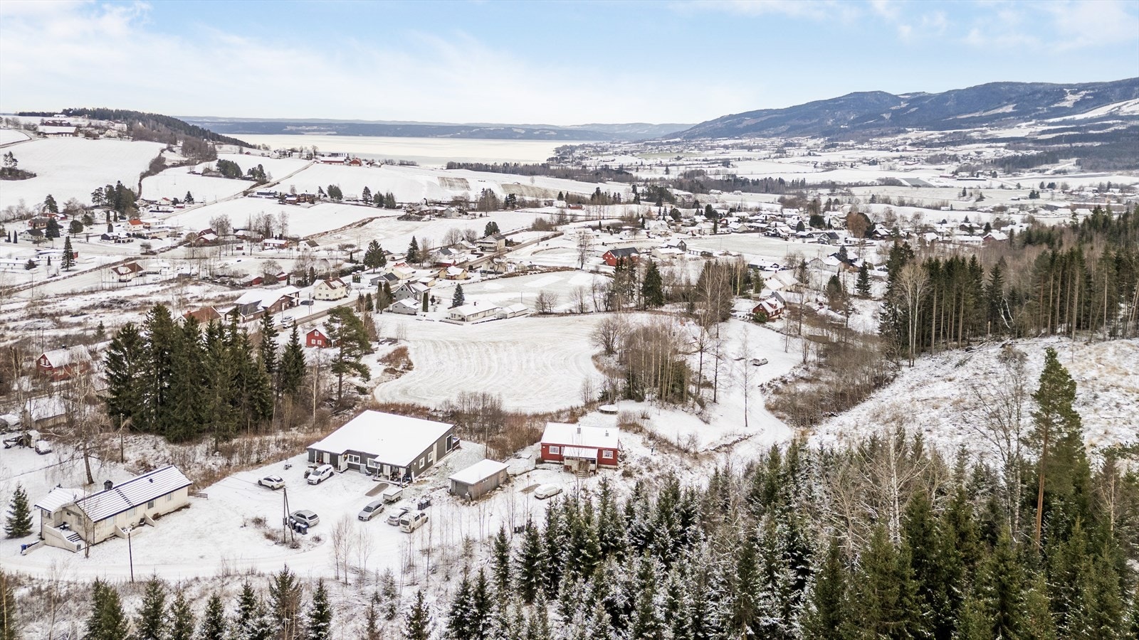 Spredt bebyggelse og landbruk i området rundt. Galleribilde