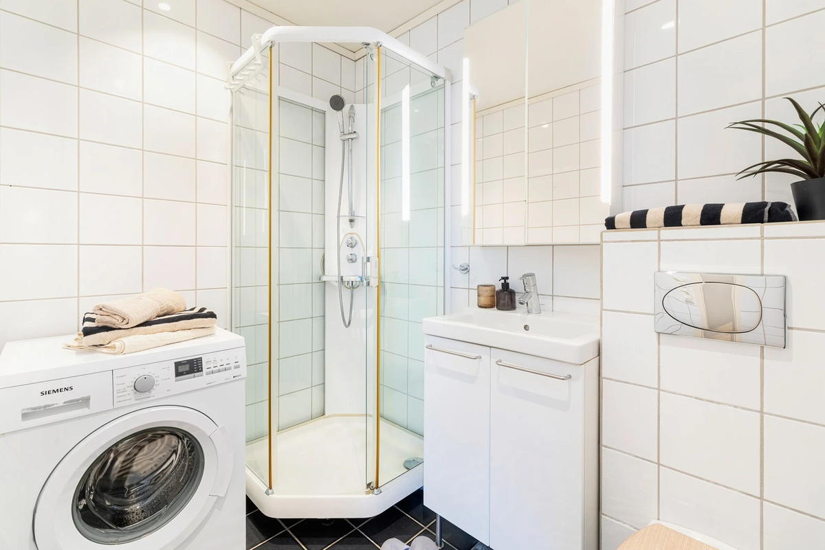 Bad med varmekabler i gulv. Vaskemaskin er en del av leien. Galleribilde