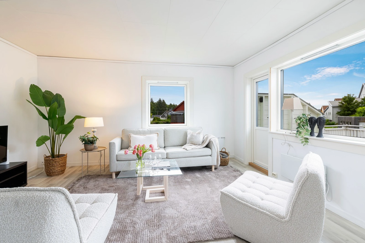 Stue med utgang til terrasse med gode solforhold. Galleribilde