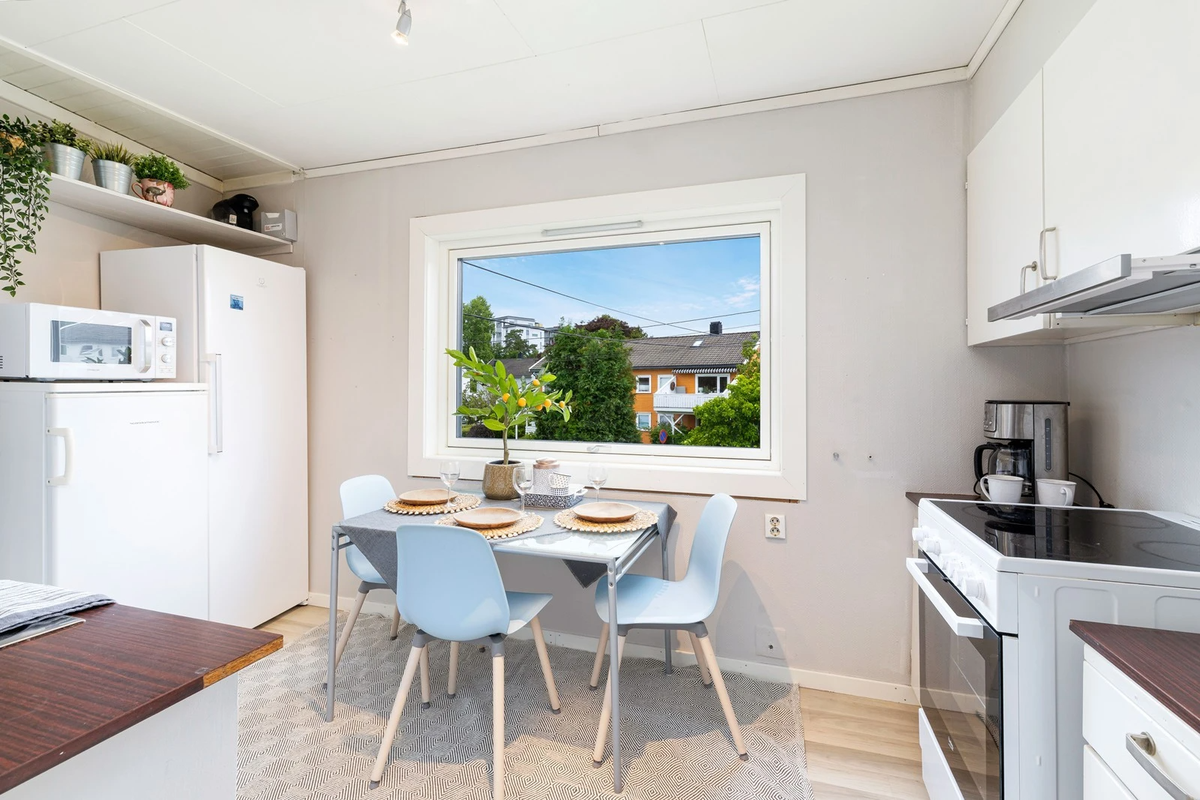 Spisebord på kjøkken. Galleribilde