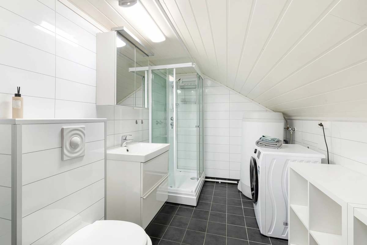 Bad med vamekabler i gulv og vaskemaskin på loft også. Galleribilde
