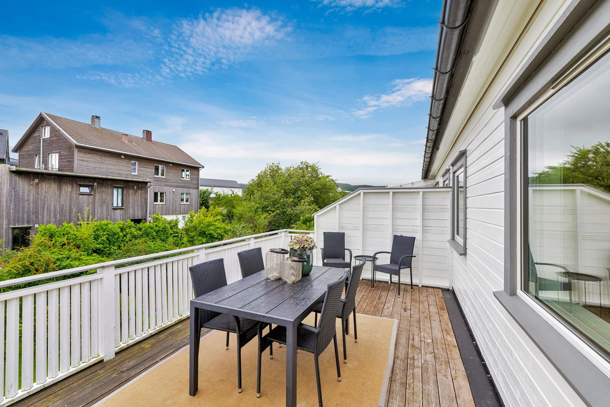 Stor terrasse med gode solforhold. Galleribilde