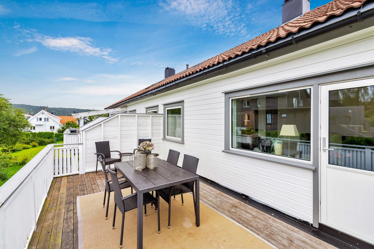 Stor terrasse med gode solforhold. Galleribilde