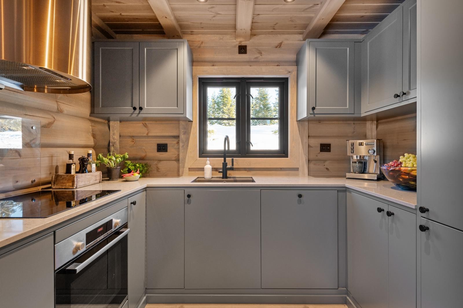 Stilrent og velutstyrt kjøkken med integrerte hvitevarer og god oppbevaringsplass. Galleribilde