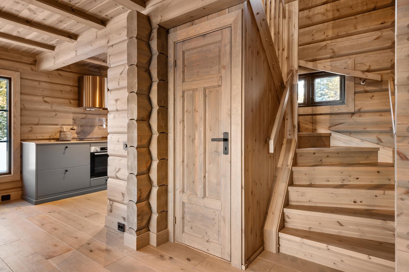 Praktisk bod og trapp til 2. etasje. Galleribilde