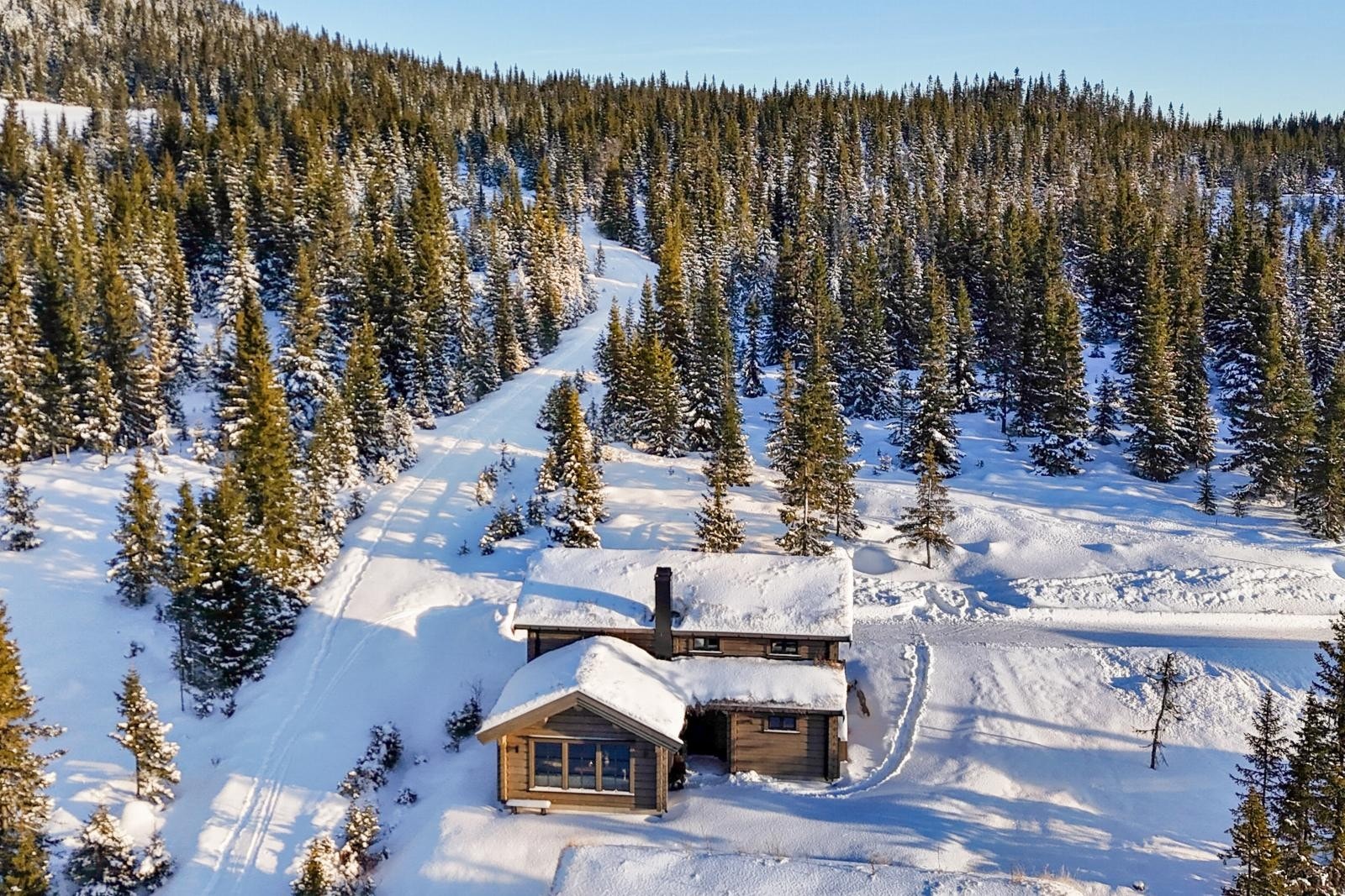 Hytta ligger 779 m.o.h. og beliggenheten gir optimale solforhold og utsikt vestover og ned mot Gudbrandsdalen. Galleribilde