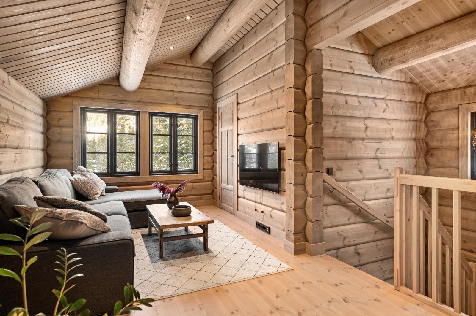 I tillegg til stor stue i 1. etasje, har man her en ekstra stue i 2. etasje. Stuen er ideell som tv-stue hvor man kan trekke seg tilbake, eller ypperlig som en oppholdssone for familiens minste! Galleribilde