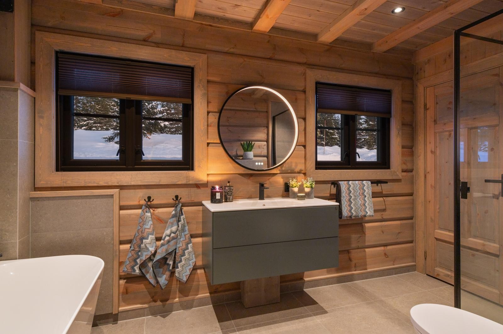 Stort og delikat bad i 1. etasje. Hytta har to bad, ett i hver etasje. Galleribilde