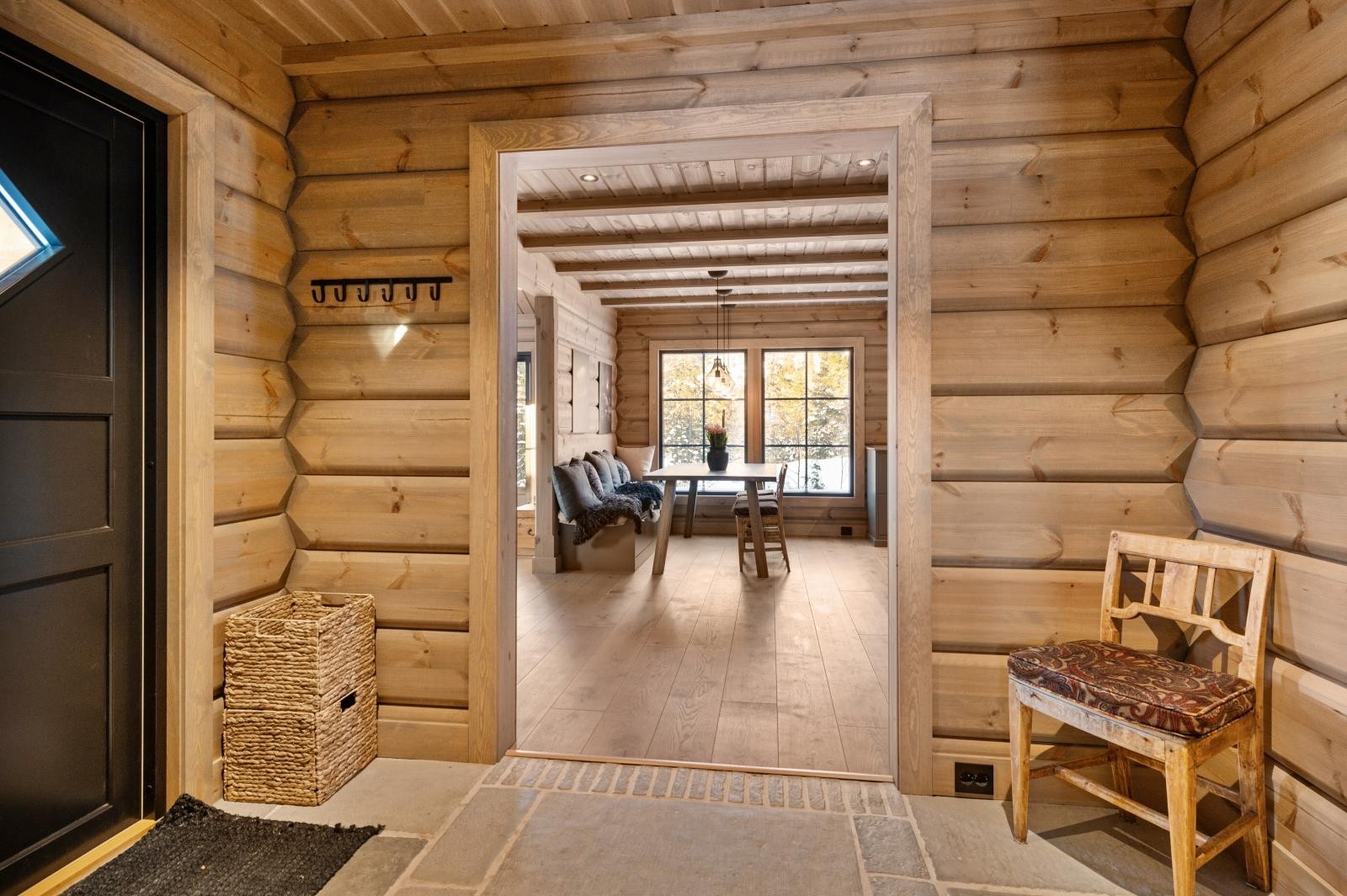 Romslig entre med flislagt gulv og gulvvarme. Galleribilde