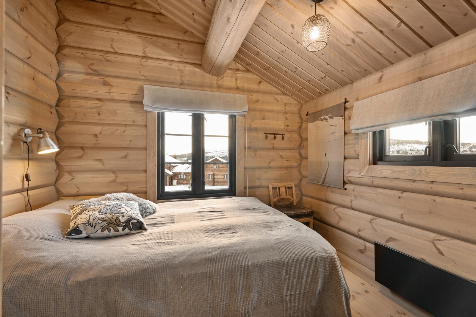 Tre innbydende soverom i 2. etasje med gode vindusflater og hyggelig utsyn. Galleribilde