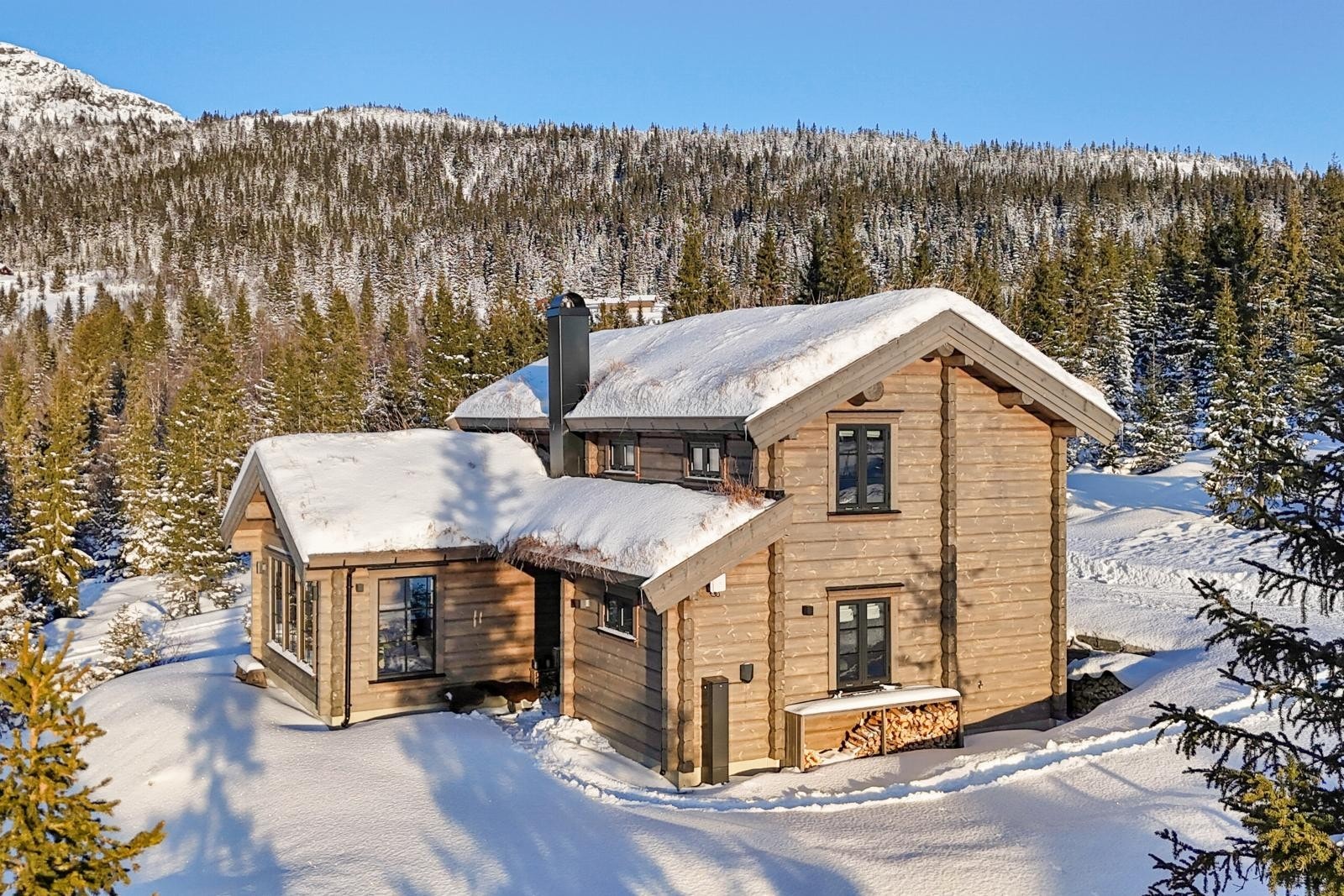 Hytta har en arealeffektiv planløsning over to plan og generøse vindusflater mot fantastisk utsikt. Galleribilde