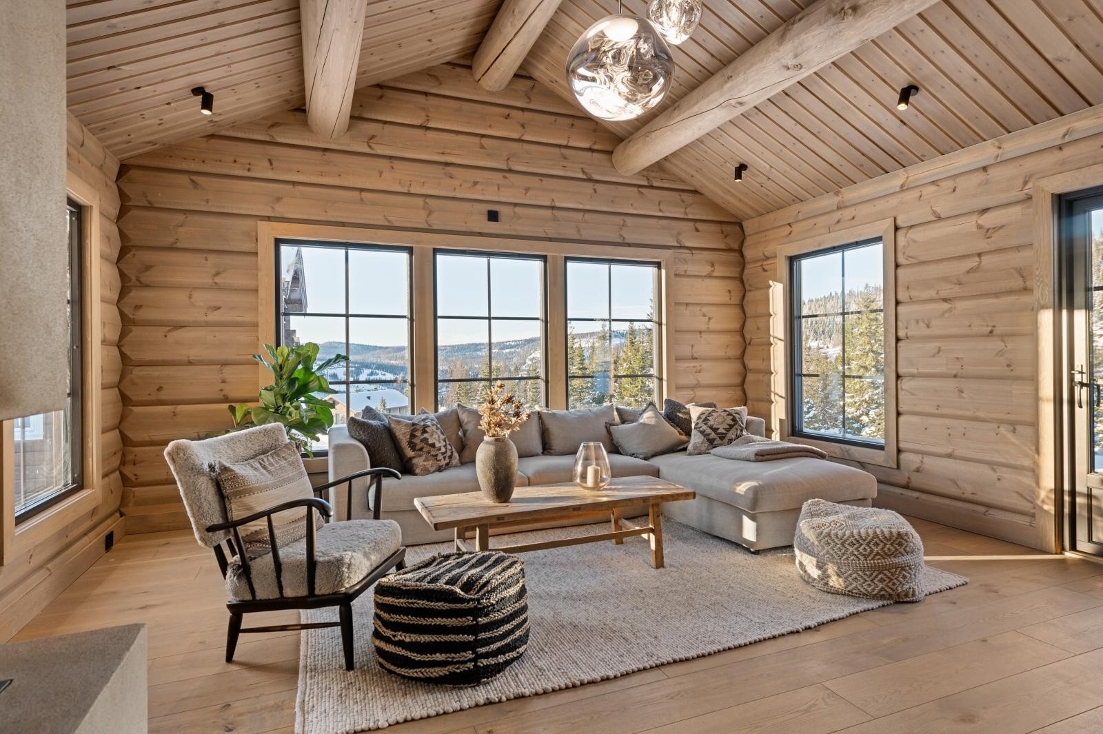 Her kan man virkelig nyte utsikt over fjellheimen og over mot Varden. Galleribilde