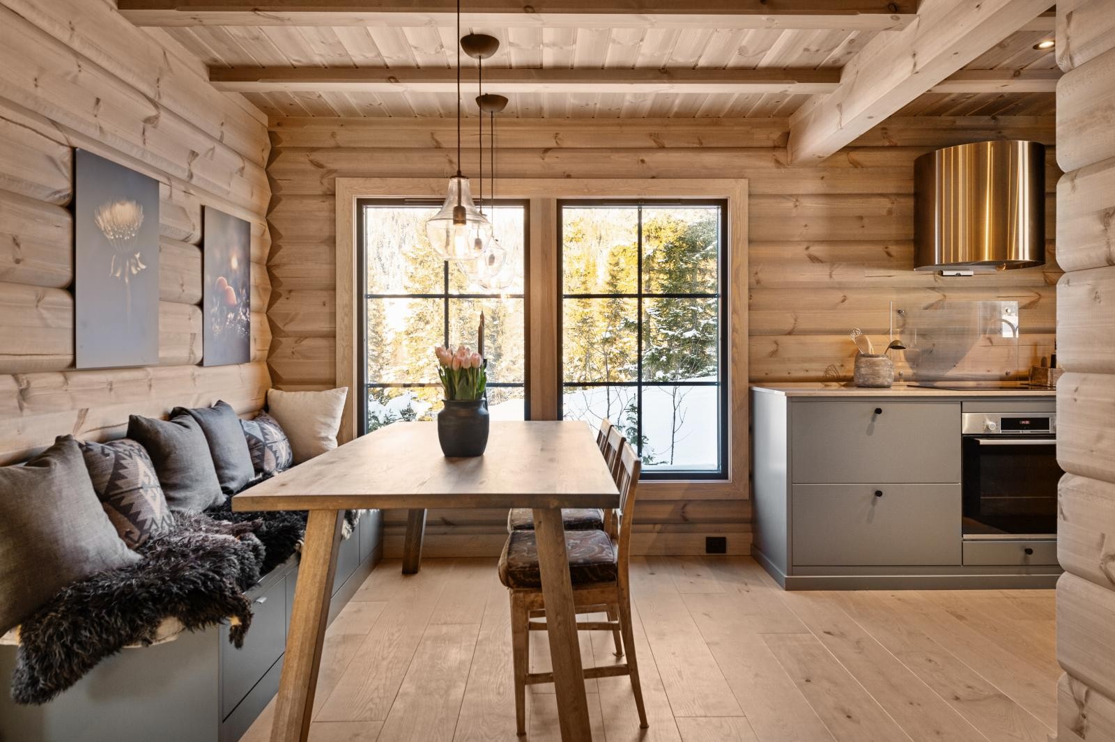 De gode vindusflatene gir mye naturlig lys bidrar til en luftig romfølelse. Galleribilde